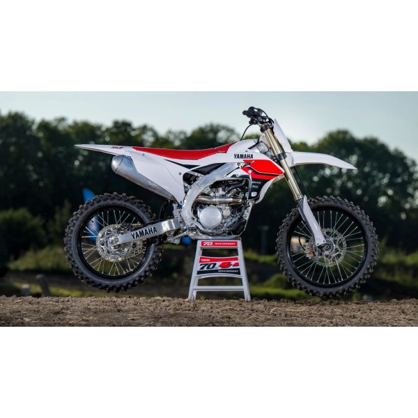 Yamaha YZ250F 2026 en curva en pista de motocross