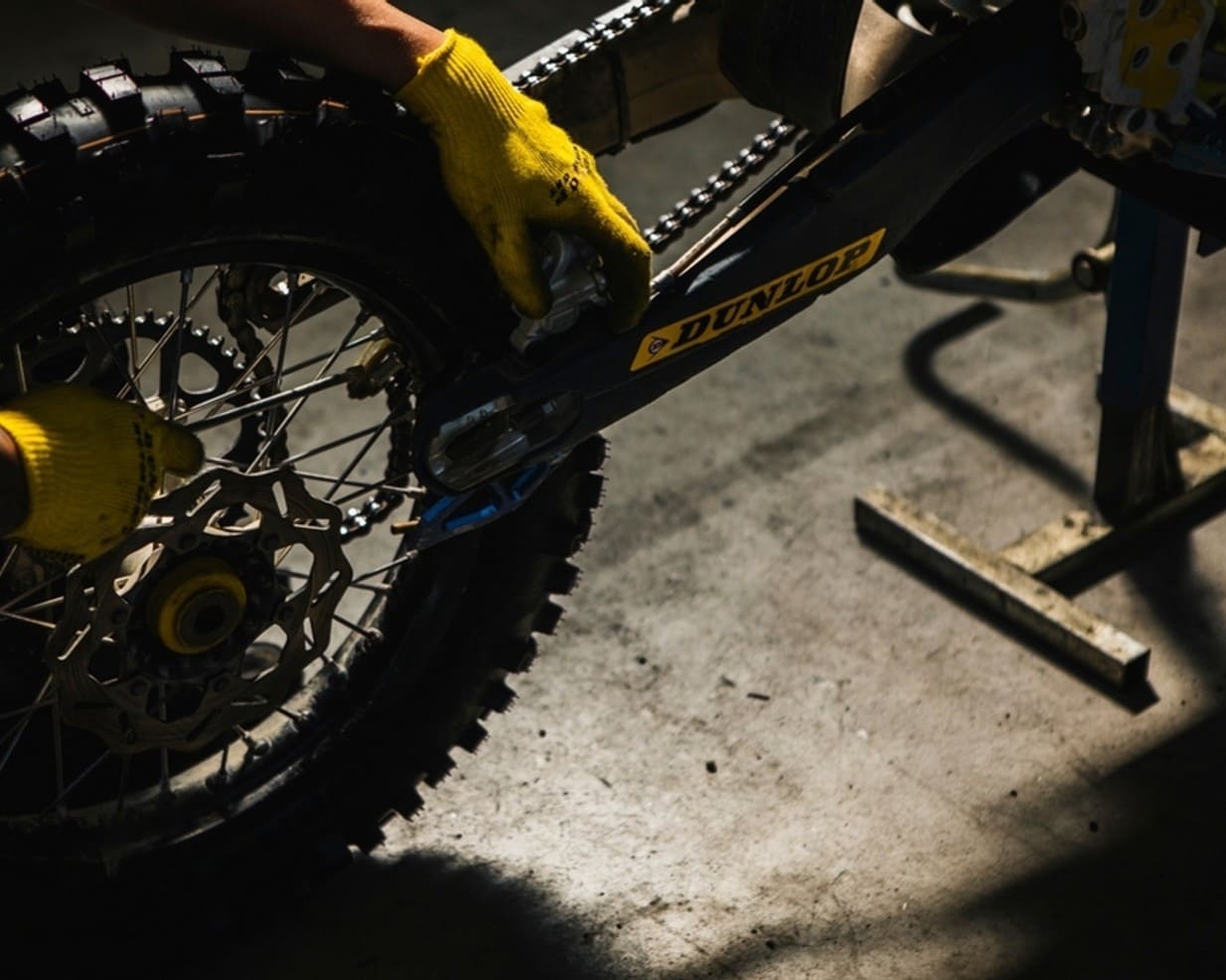 Entretien complet d’une moto cross 110 cc : le guide maître pour parents exigeants